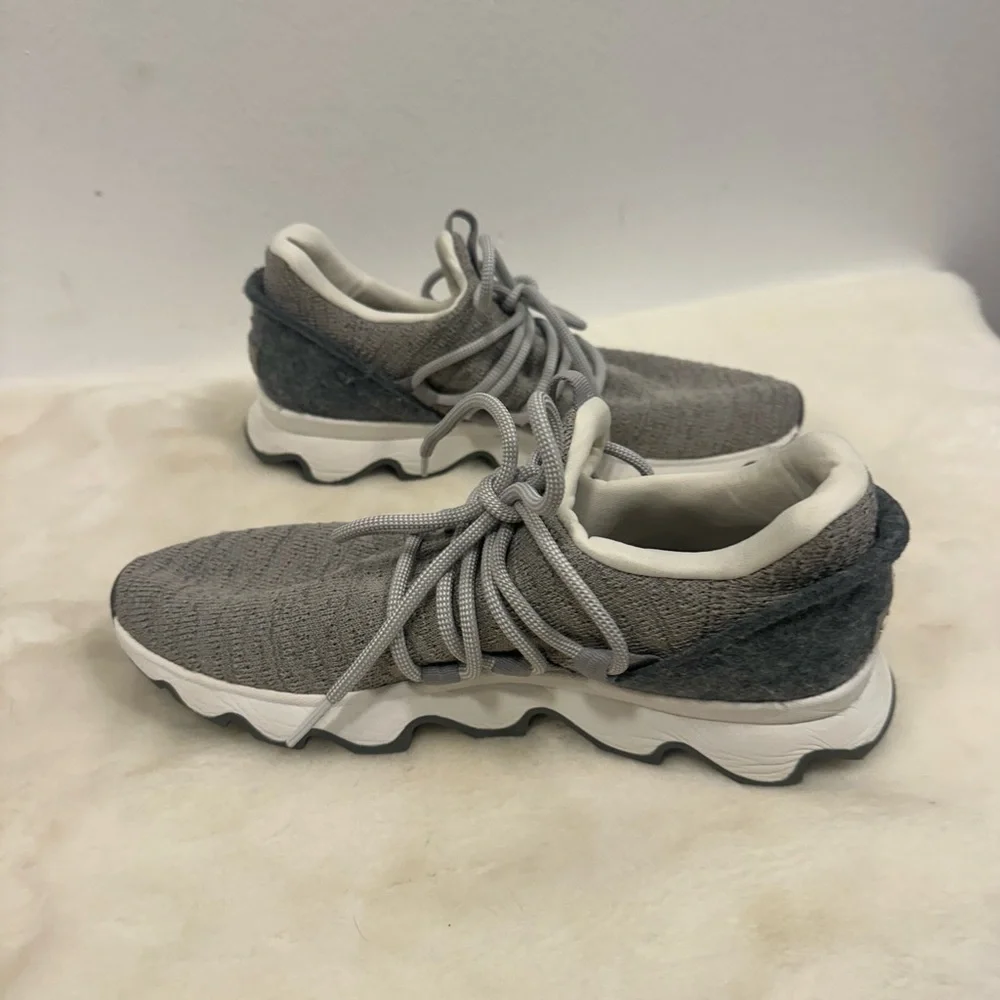 Sorel kinetic impact Women's Light Gray Knit Athletic Sneakers Size 8